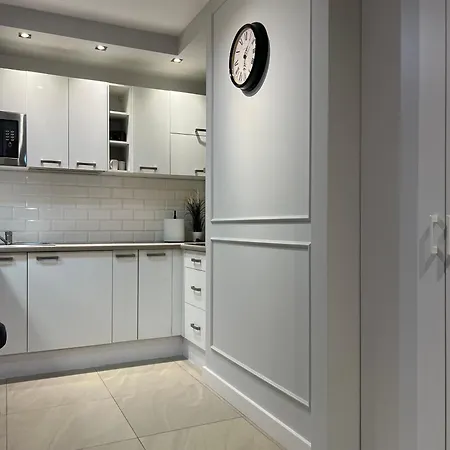 Airport Apartment *